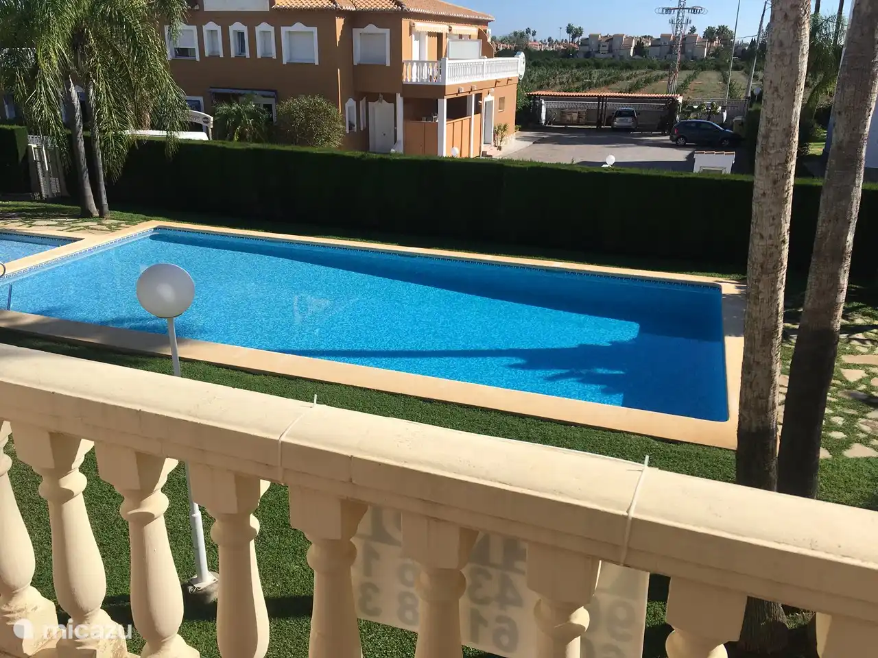 Het is een heel mooi zwembad in prachtige tuin waar je vele vogeltjes hoort zingen. Je komt helemaal tot rust.