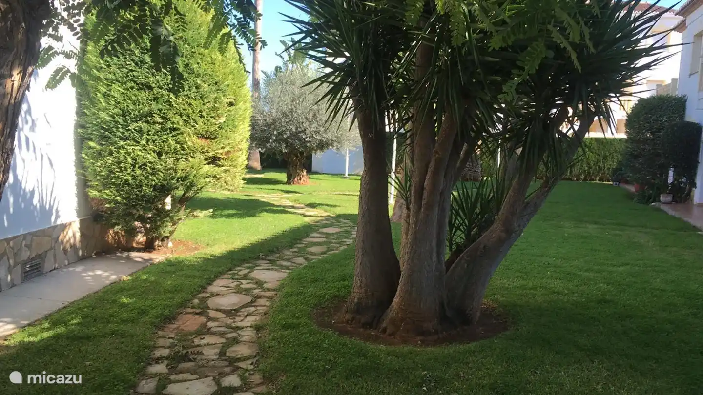 Mooi ingerichte tuin/zwembad, voor het echte vakantiegevoel.