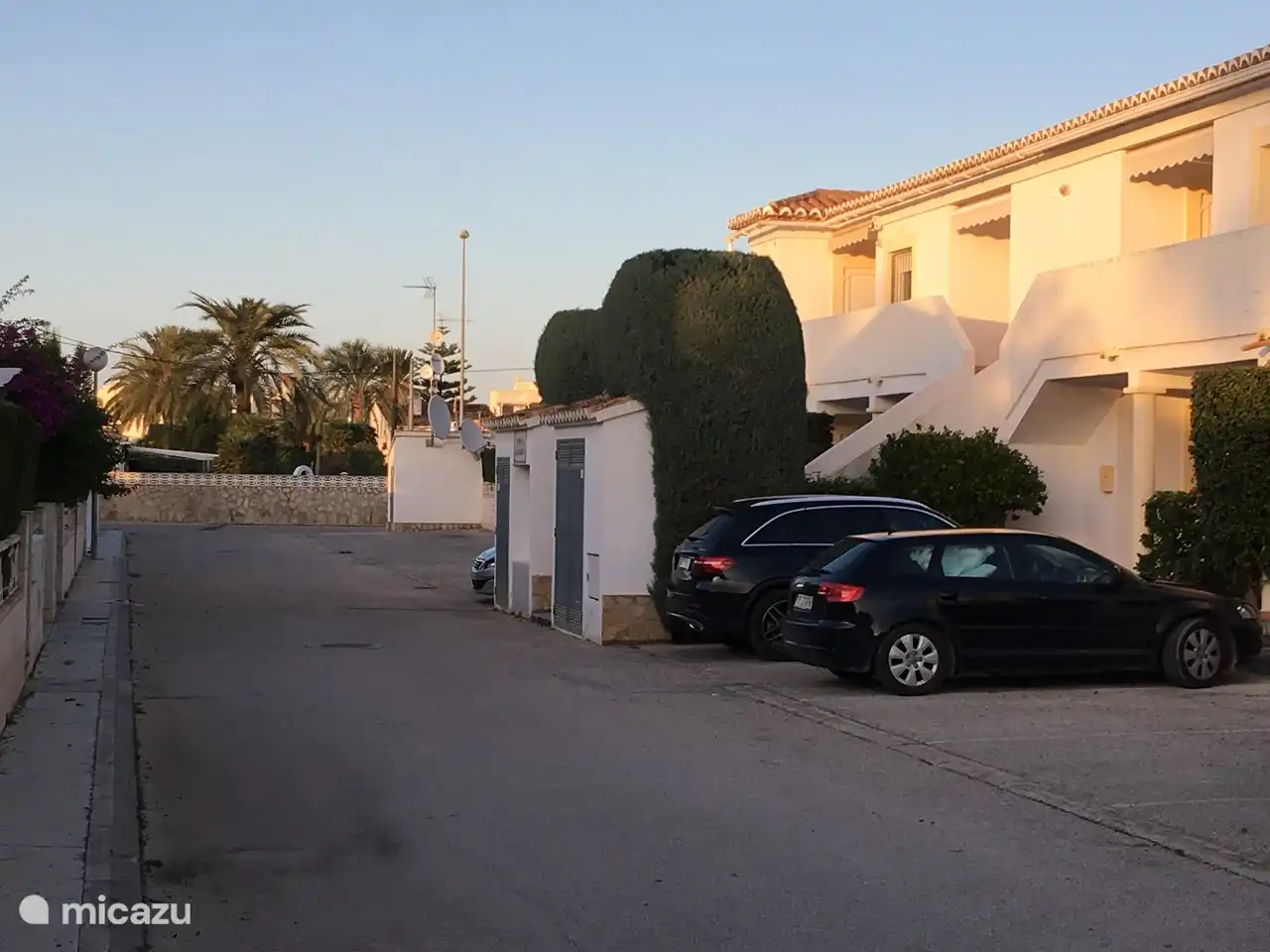 De wijk is rustig net buiten het toeristen gebied met wel behoud van gezelligheid. en typische Spaanse huizen in de omgeving