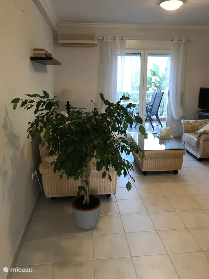 Een ruime woonkamer met uitzicht op het zwembad en de omgeving .