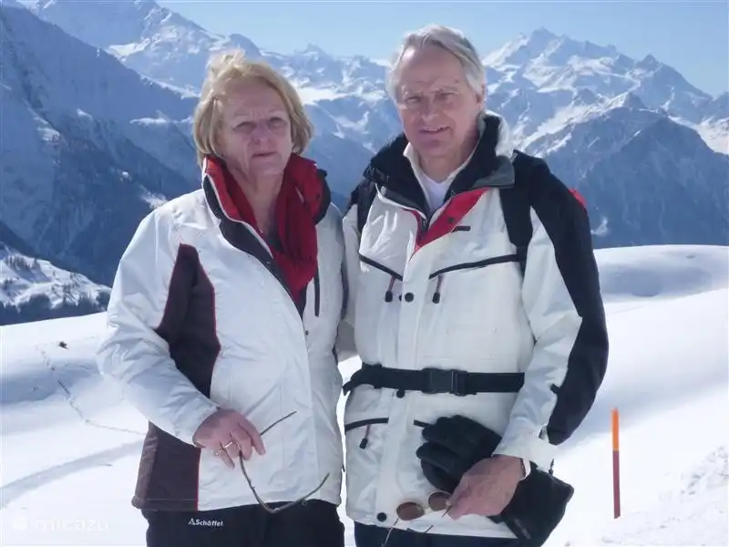 Eduard and Anneke (owners of Chalet Mistelhof) in the ski area Fiescheralp (2200m) with view of the Matterhorn