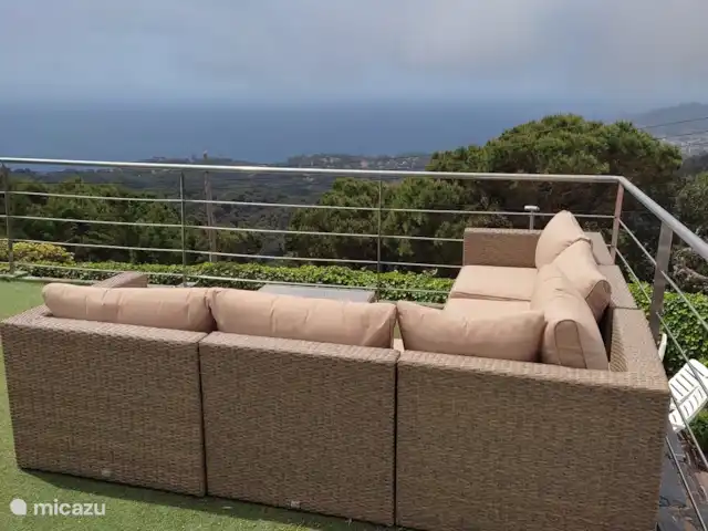 Amalia | Espagne, Costa Brava, Lloret de Mar - maison de vacances vue sur la mer tôt le matin avec une tasse de café depuis le canapé du salon.