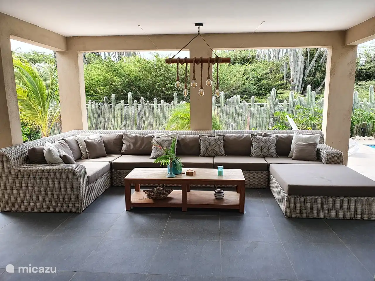 De heerlijke lounge set op de overdekte porche