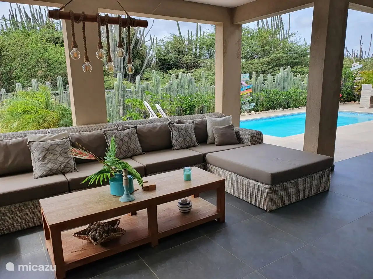 De heerlijke lounge set op de overdekte porche