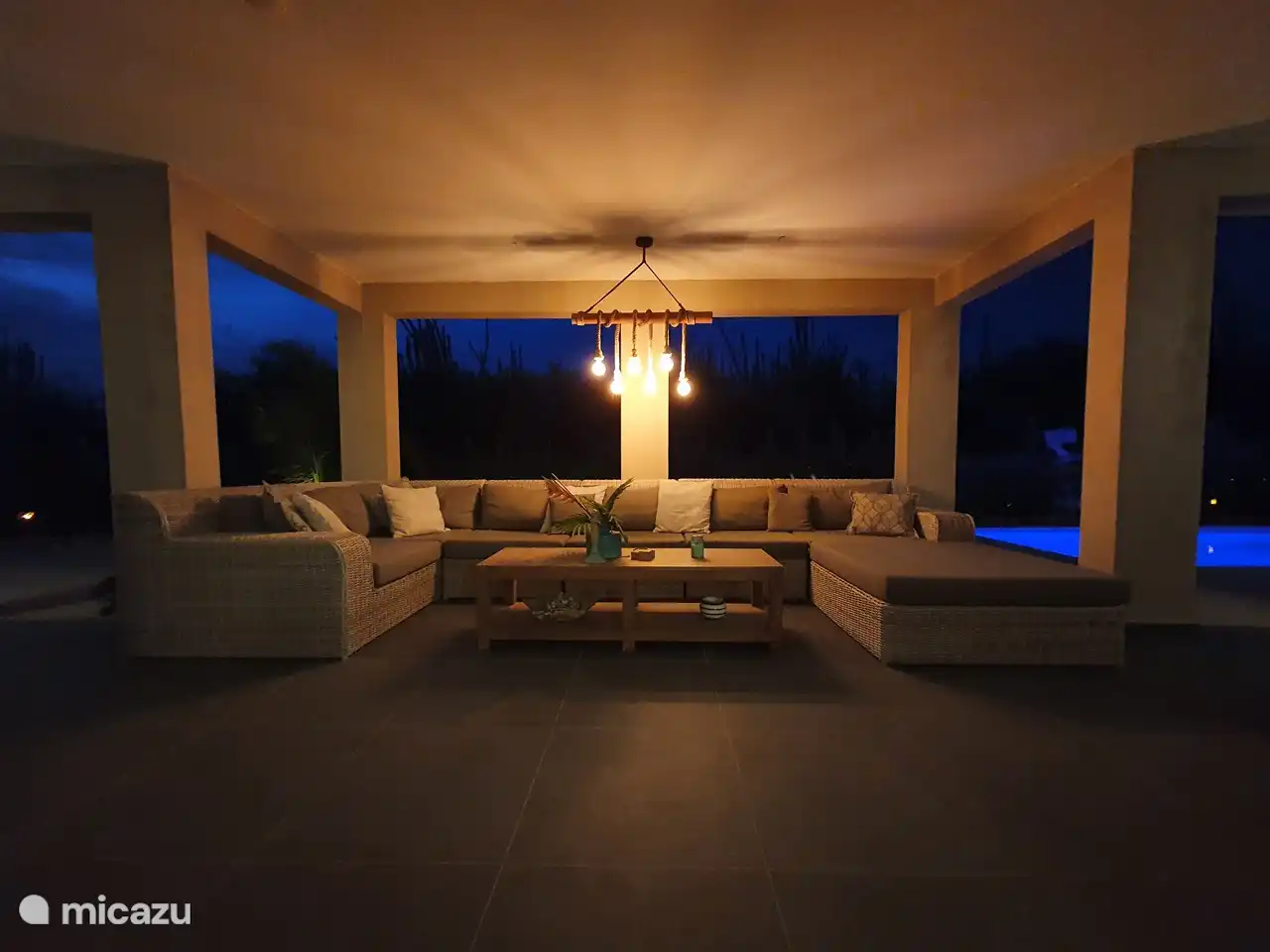 De heerlijke lounge set op de overdekte porche