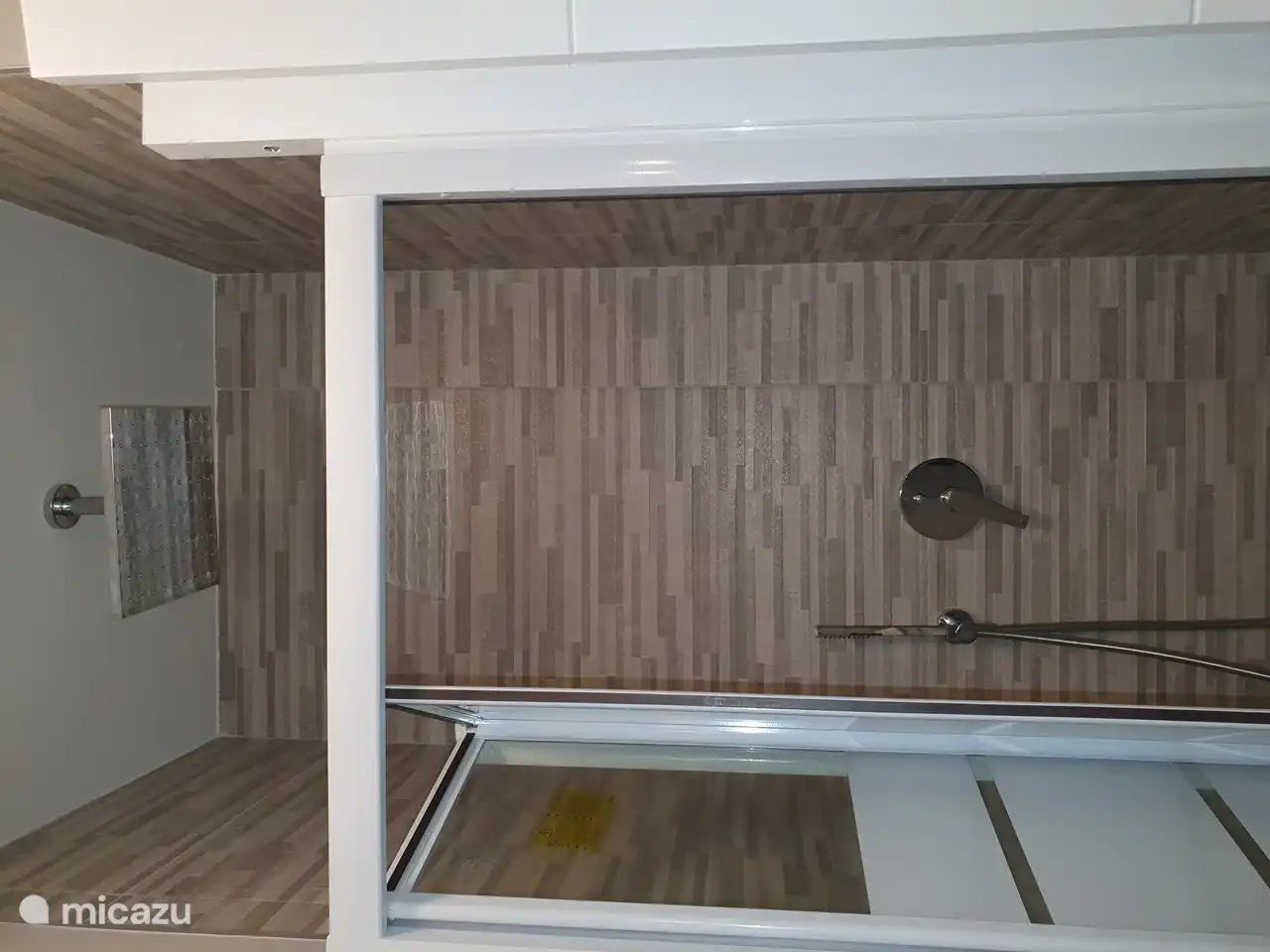 Deuxième salle de bain pour les invités.