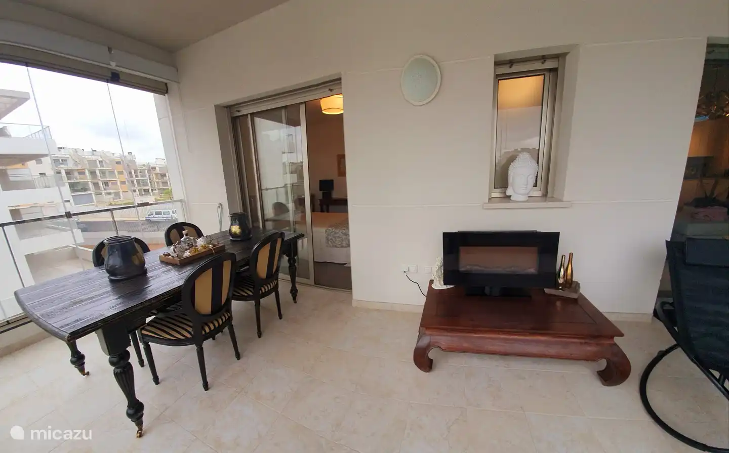 Terrasse accueillante directement accessible depuis le salon et la chambre principale. Un véritable accroche-regard !