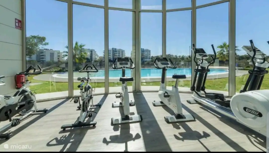 Salle de sport avec de beaux équipements.