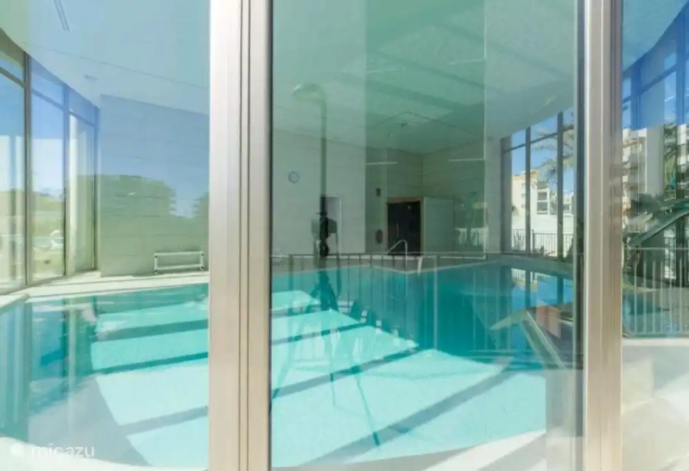 Piscine intérieure avec sauna.