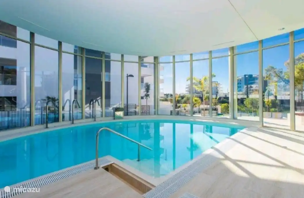 Piscine intérieure avec douches à effet pluie.