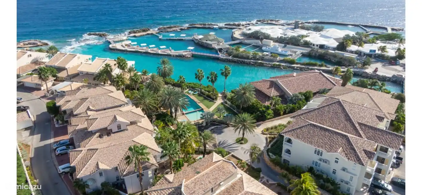 The apartment is on the swimming pool and also has a sea view