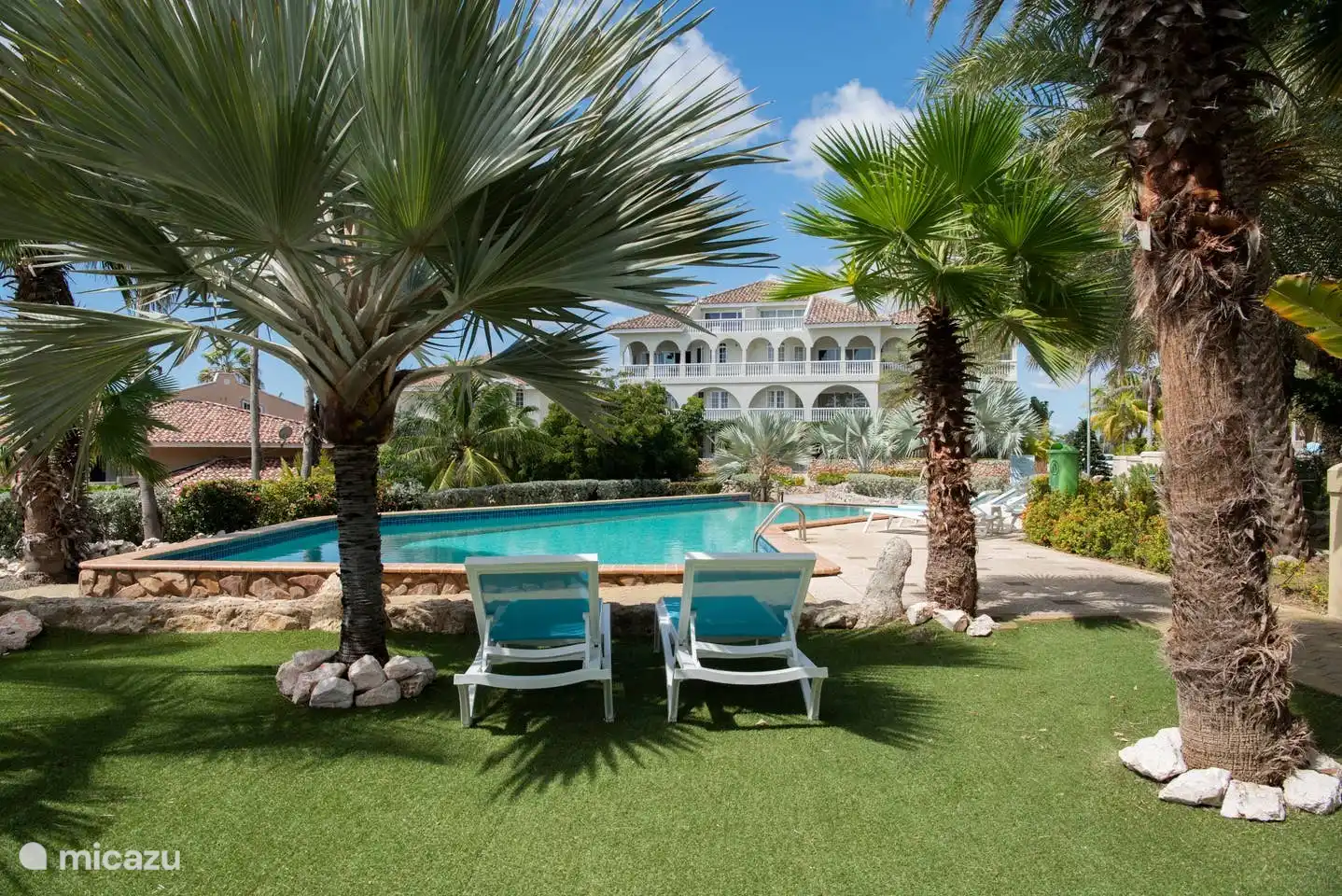 Plenty of free sunbeds at the pool