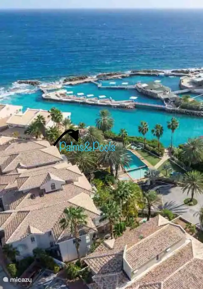 The apartment is on the swimming pool and also has a sea view