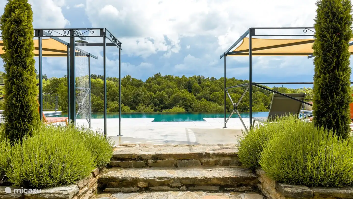 Infinity-Pool 15x6, Sonnenliegen, Außendusche und Sonnenliegen