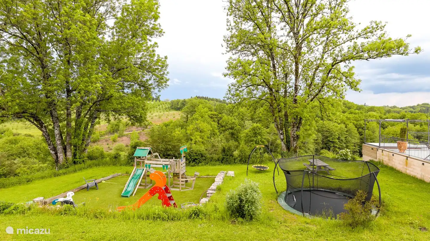 Spielplatz mit Piratenschiff, Wippe, Rutschen, Schaukel, Reifen, Trampolin usw