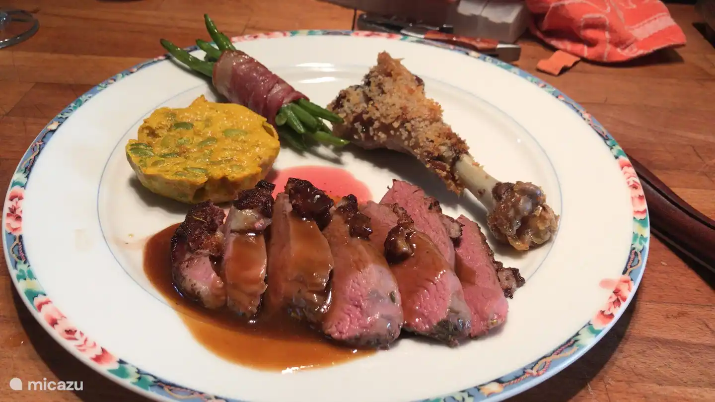 We provide Table d&#39;h&#244;te 3 times a week