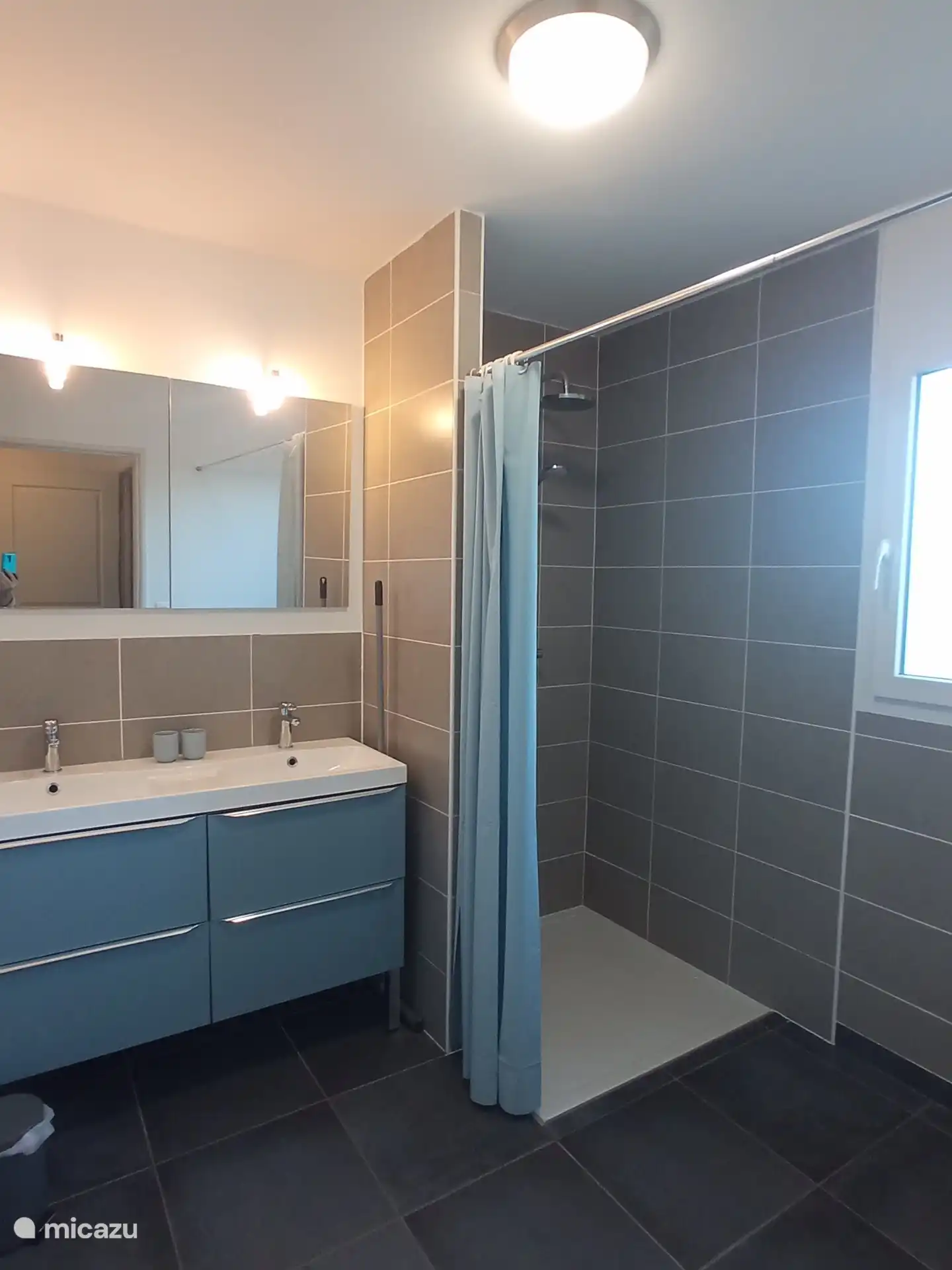 Douche à l'italienne et double vasque