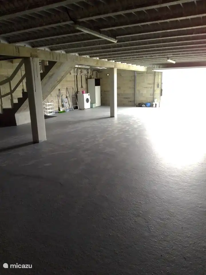 garage with washing machine