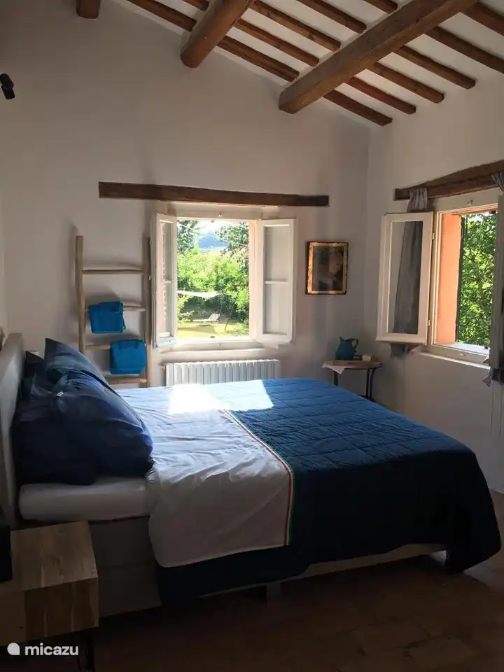 La chambre B&amp;B stanza azzurra pour 2 personnes dispose d'un lit king-size, d'une salle de bains privative et d'un minibar.
Le délicieux petit-déjeuner est inclus dans le prix.