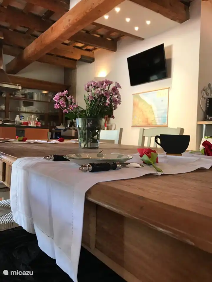 la salle de petit-déjeuner confortable