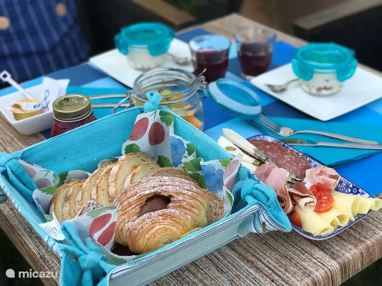 Chaque matin, un délicieux petit-déjeuner varié est inclus à votre place dans le jardin.