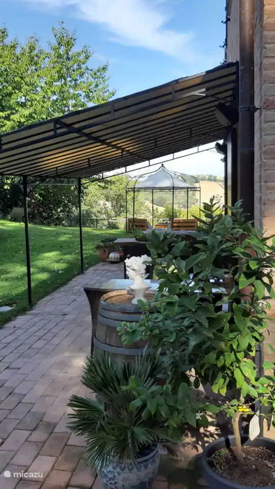 Sur la terrasse extérieure, vous pouvez avoir un bon aperçu de tout.