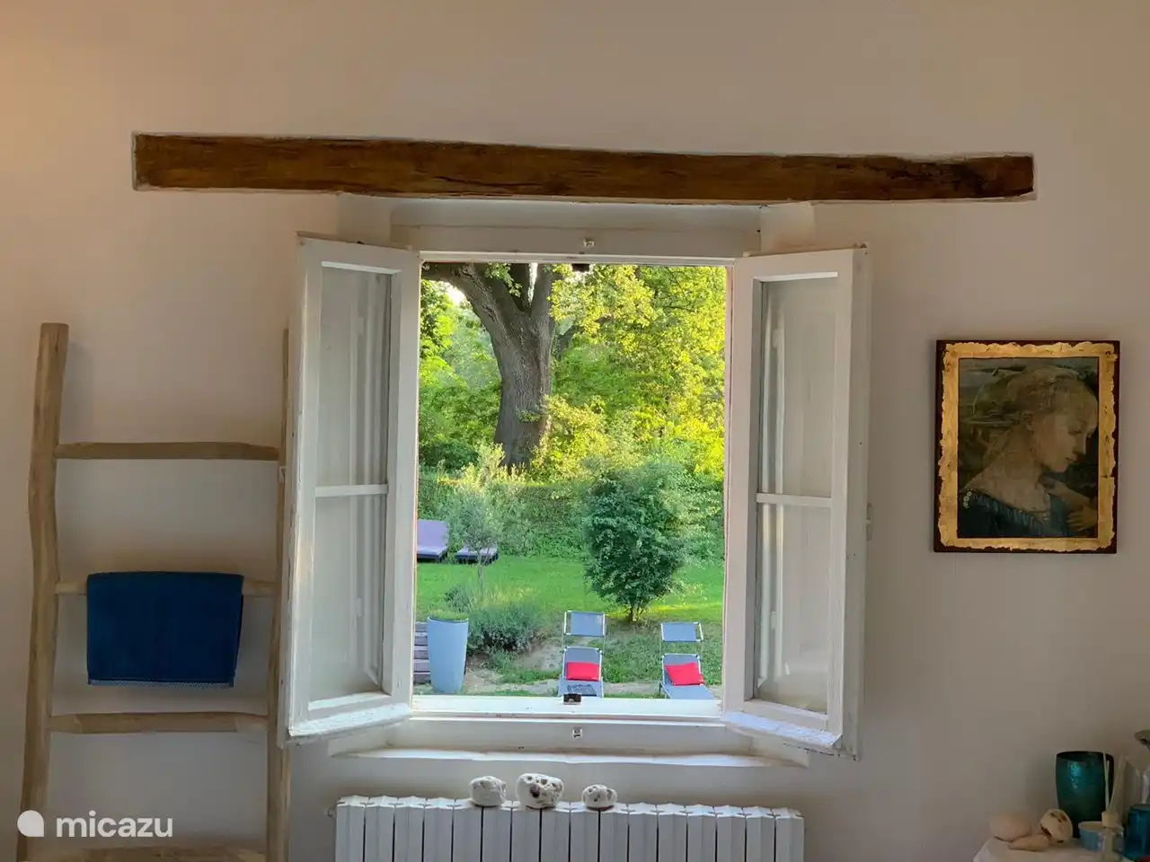 la strophe azzurra a une belle vue sur la piscine et les collines