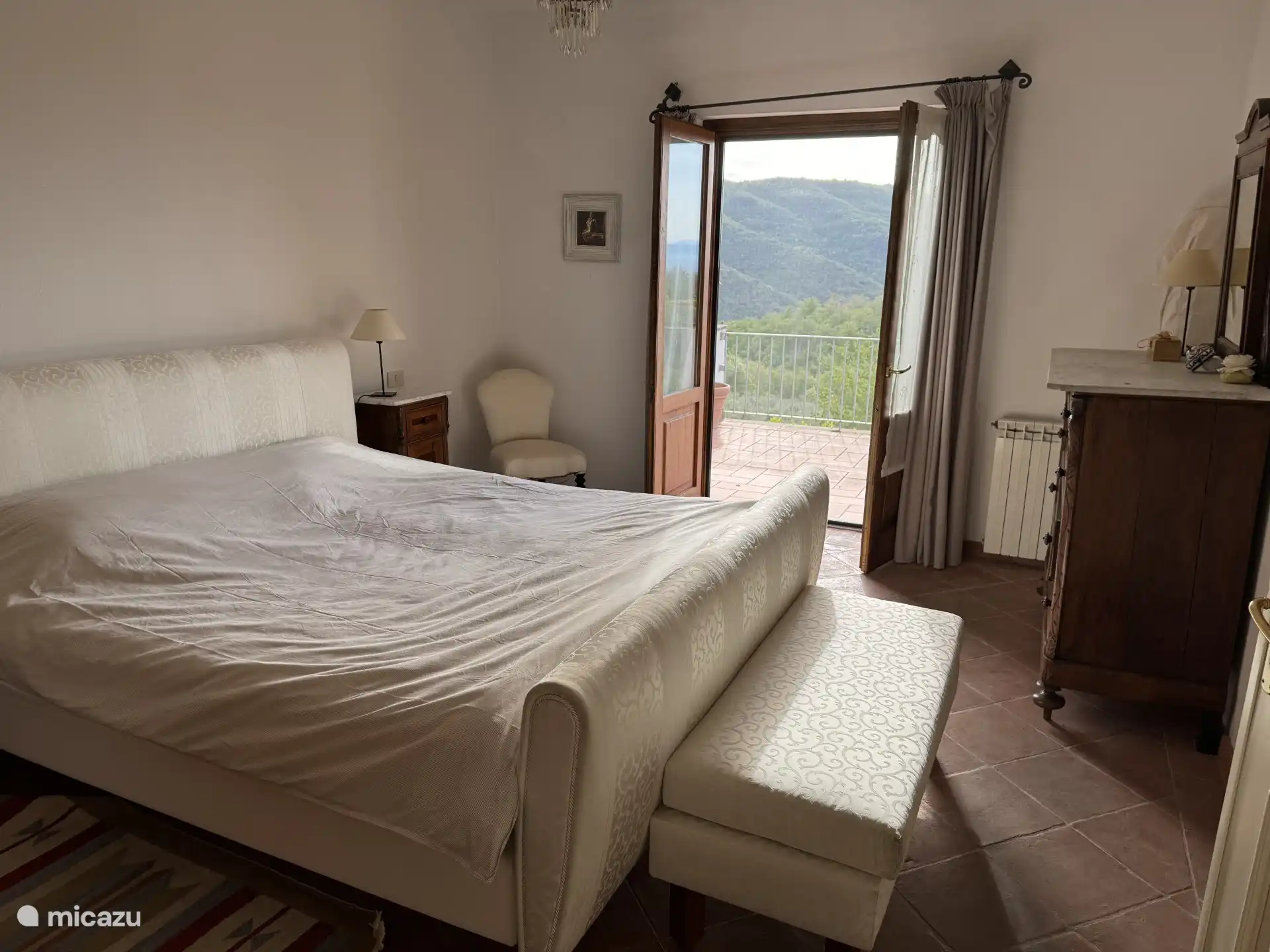 Schlafzimmer im Obergeschoss mit Balkon