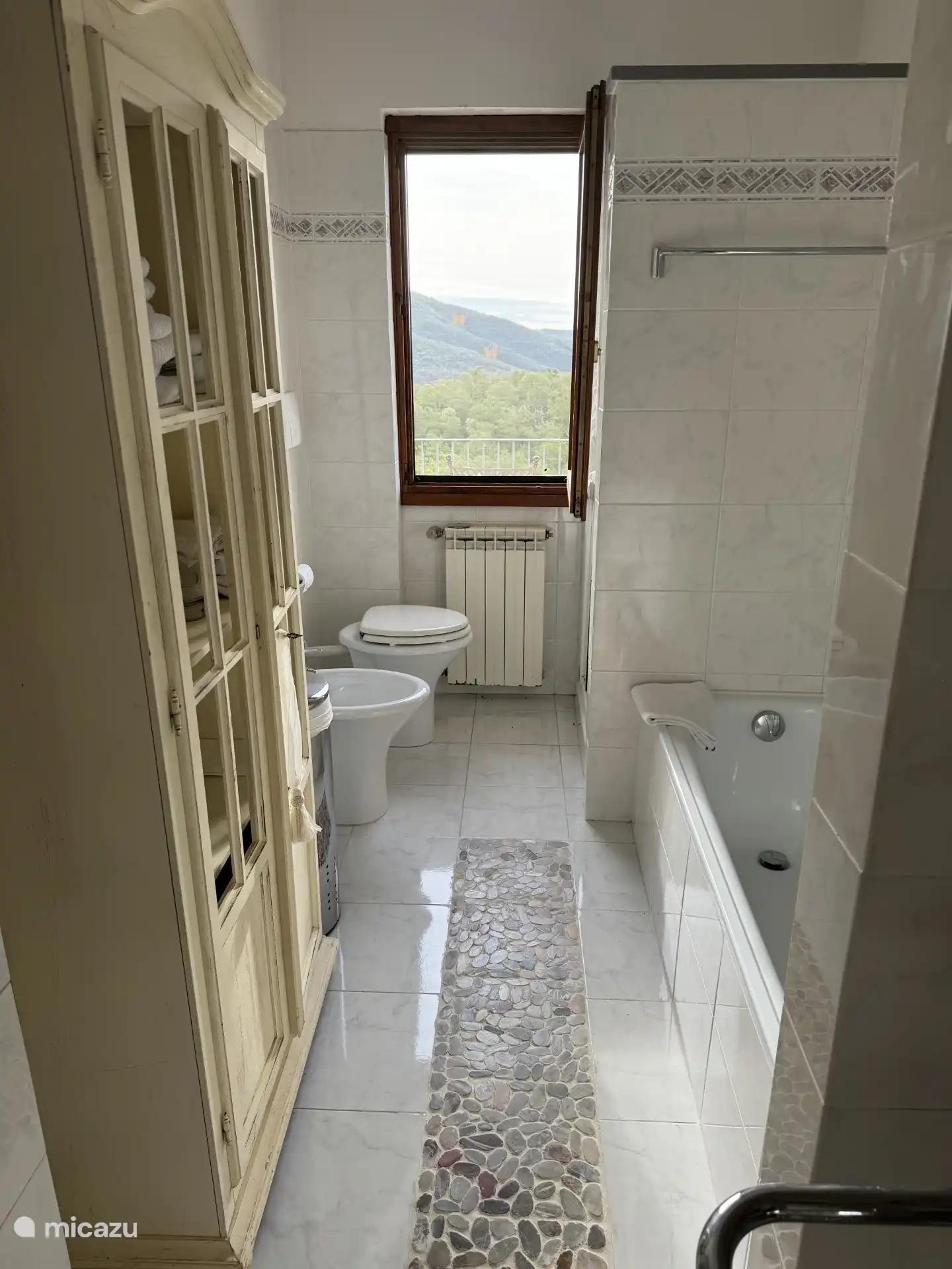 Badezimmer im Obergeschoss am Balkon