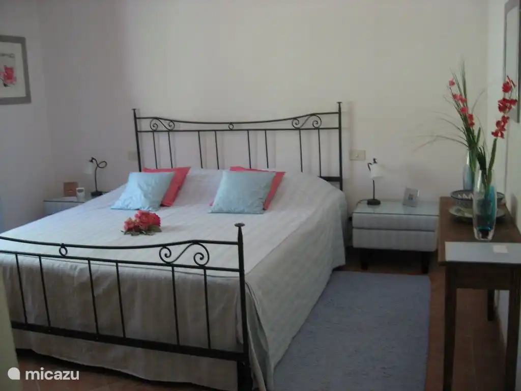 Schlafzimmer im Obergeschoss mit einem geräumigen Doppelbett