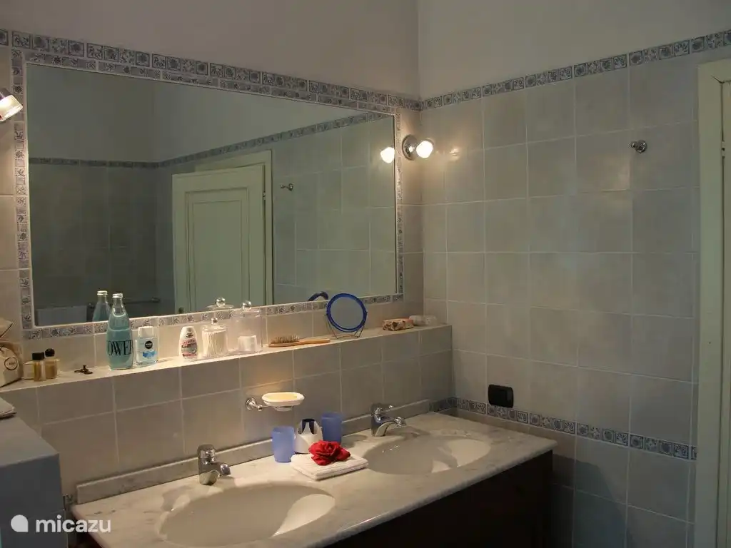 Doppelwaschbecken im Badezimmer im Obergeschoss