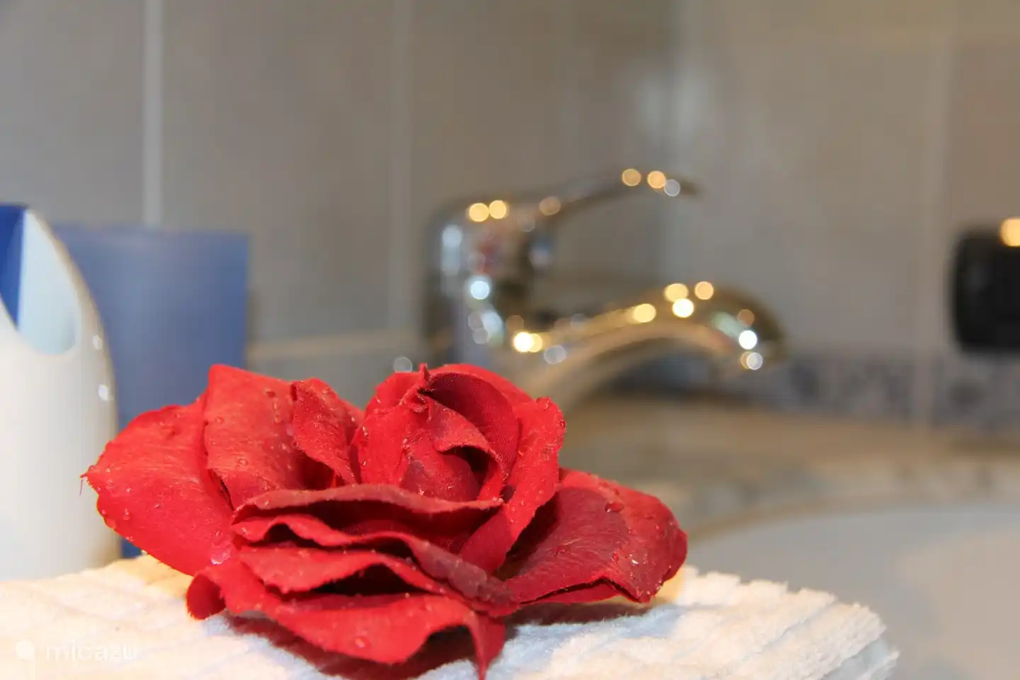 Dekoration auf dem Waschbecken im Badezimmer im Obergeschoss