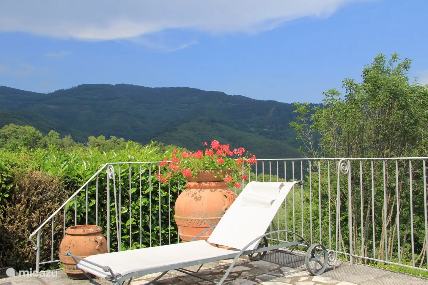 Ecke an der Poolterrasse mit einer schönen Liege