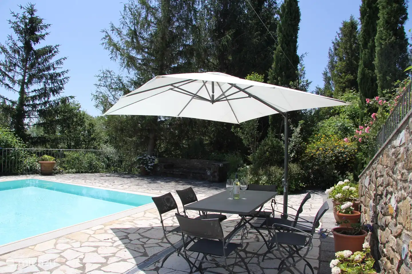 Lieblingsplatz zum Mittagessen neben dem Pool!