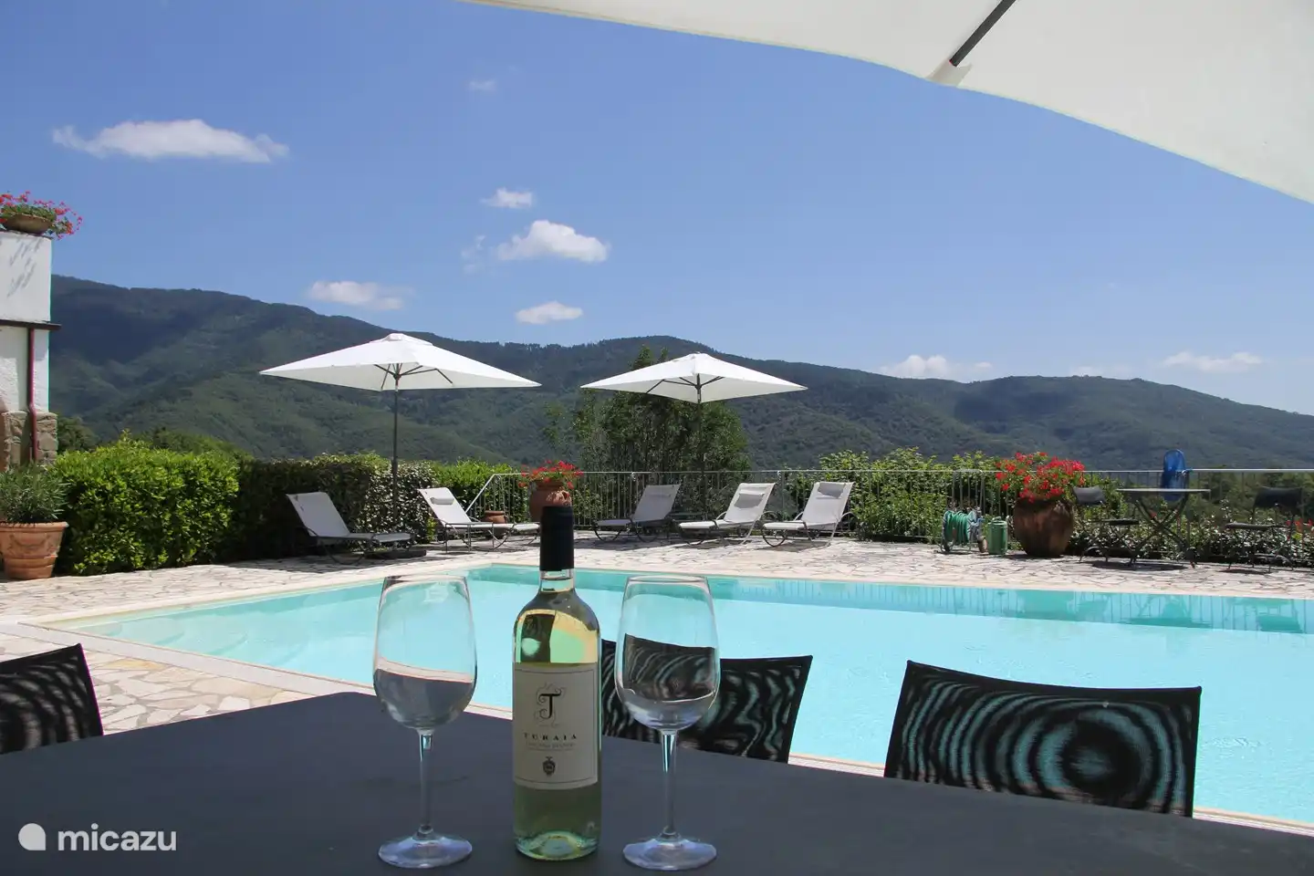 Blick auf die Hügel vom Tisch am Pool