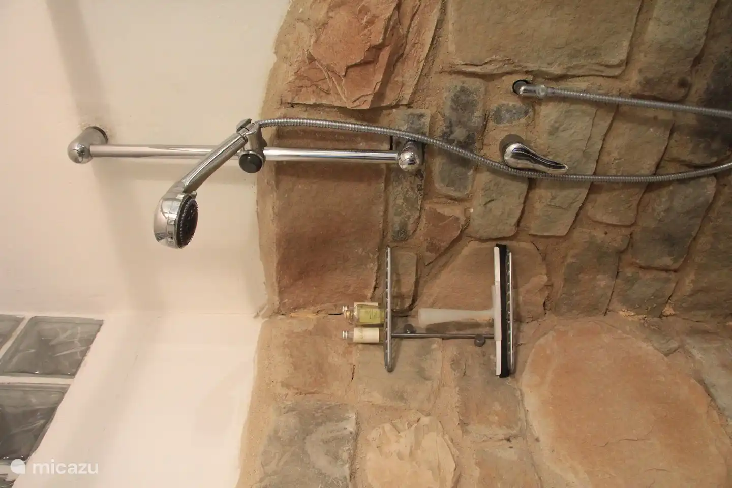 Dusche im Badezimmer im Erdgeschoss