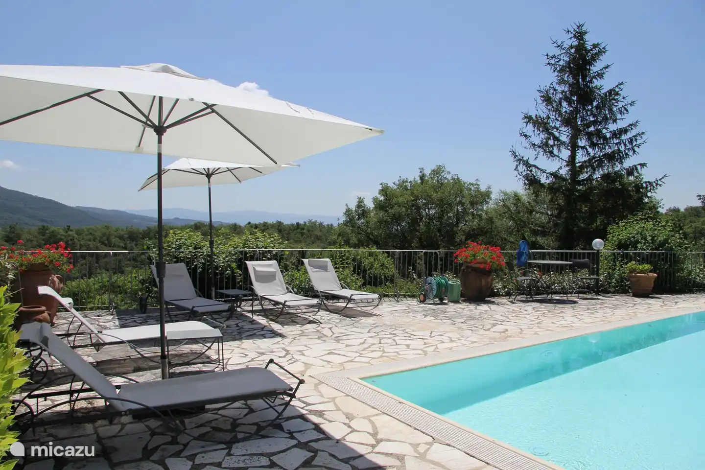 Einige Sonnenliegen rund um den Pool, es gibt acht