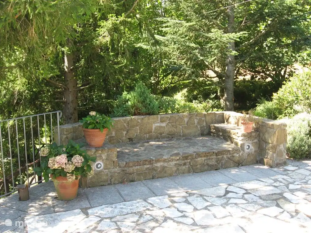 Sitzplatz im Schatten am Pool