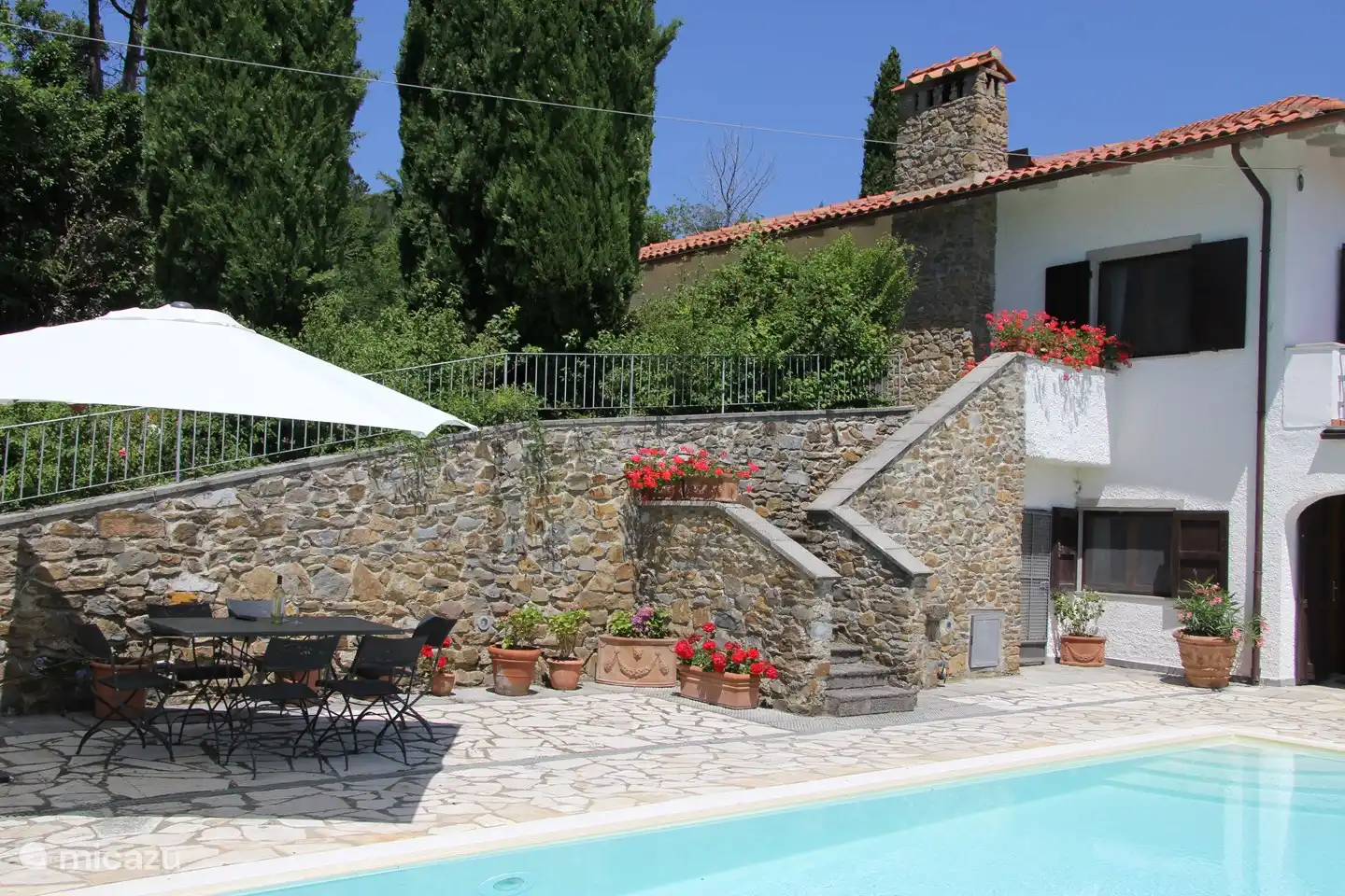 Blick vom Rand der Poolterrasse