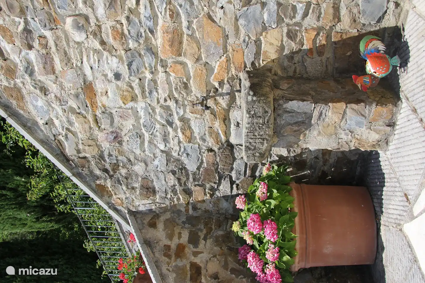 Ecke am Fuß der Treppe beim Pool