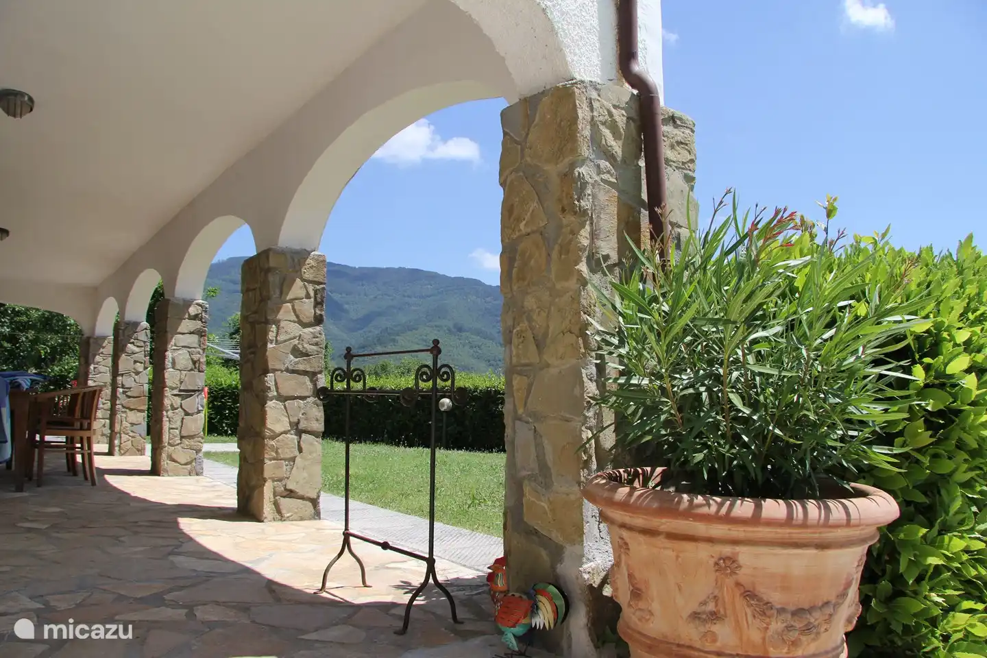 Blick auf die Terrasse 'unter den Bögen' mit den Hügeln im Hintergrund