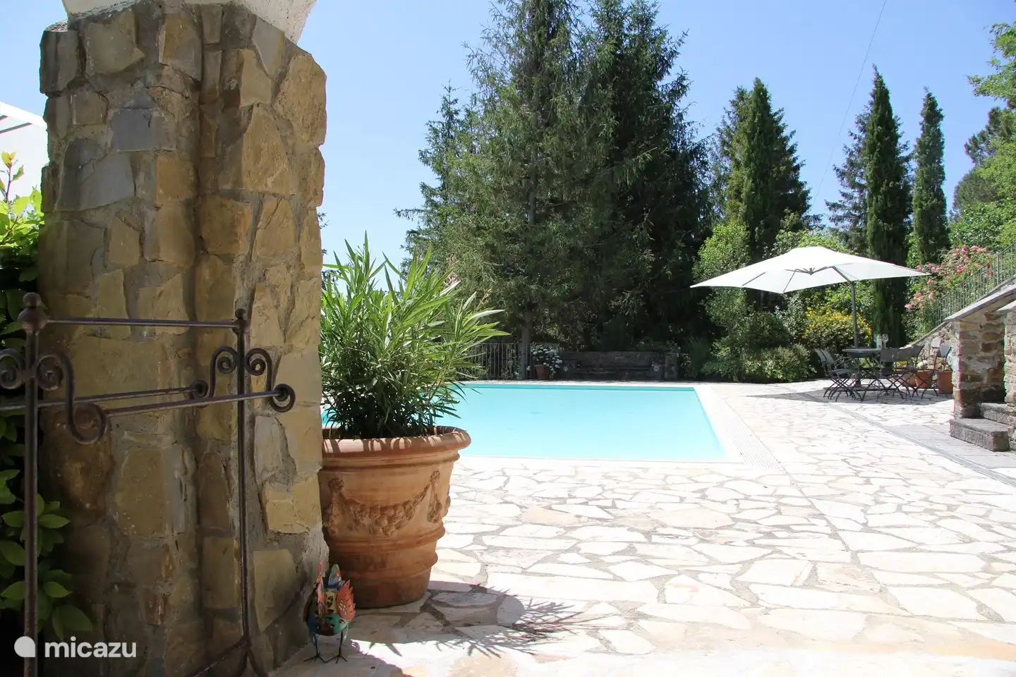 Blick auf den Pool unter den Bögen unten