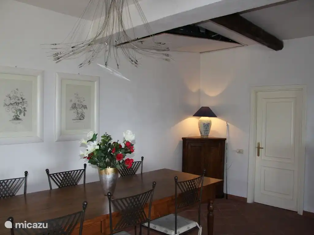 Esstisch im Wohnzimmer im Obergeschoss