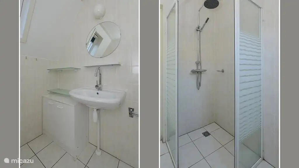 Das Badezimmer ist im Erdgeschoss. Die Toilette befindet sich separat im Flur.