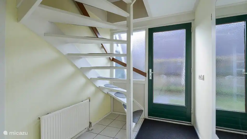 Die Halle ist die zentrale Position des Ferienhauses. Von hier aus können Sie zu allen anderen Räumen gehen.