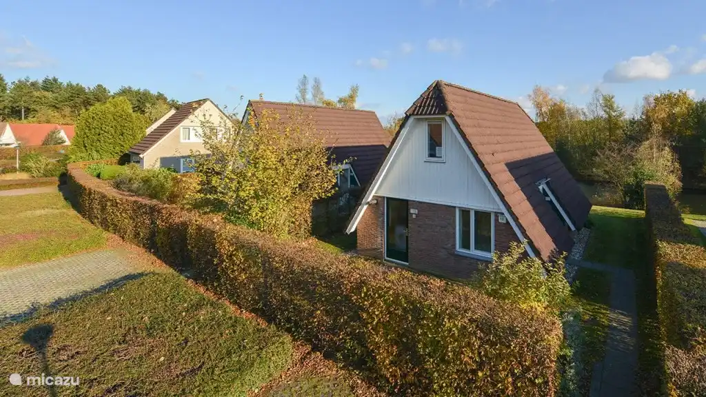 Auf diesem Foto ist es schön zu sehen, dass das Häuschen von einer Hecke geschützt ist, sich aber in der Nähe von anderen Häusern befindet.
