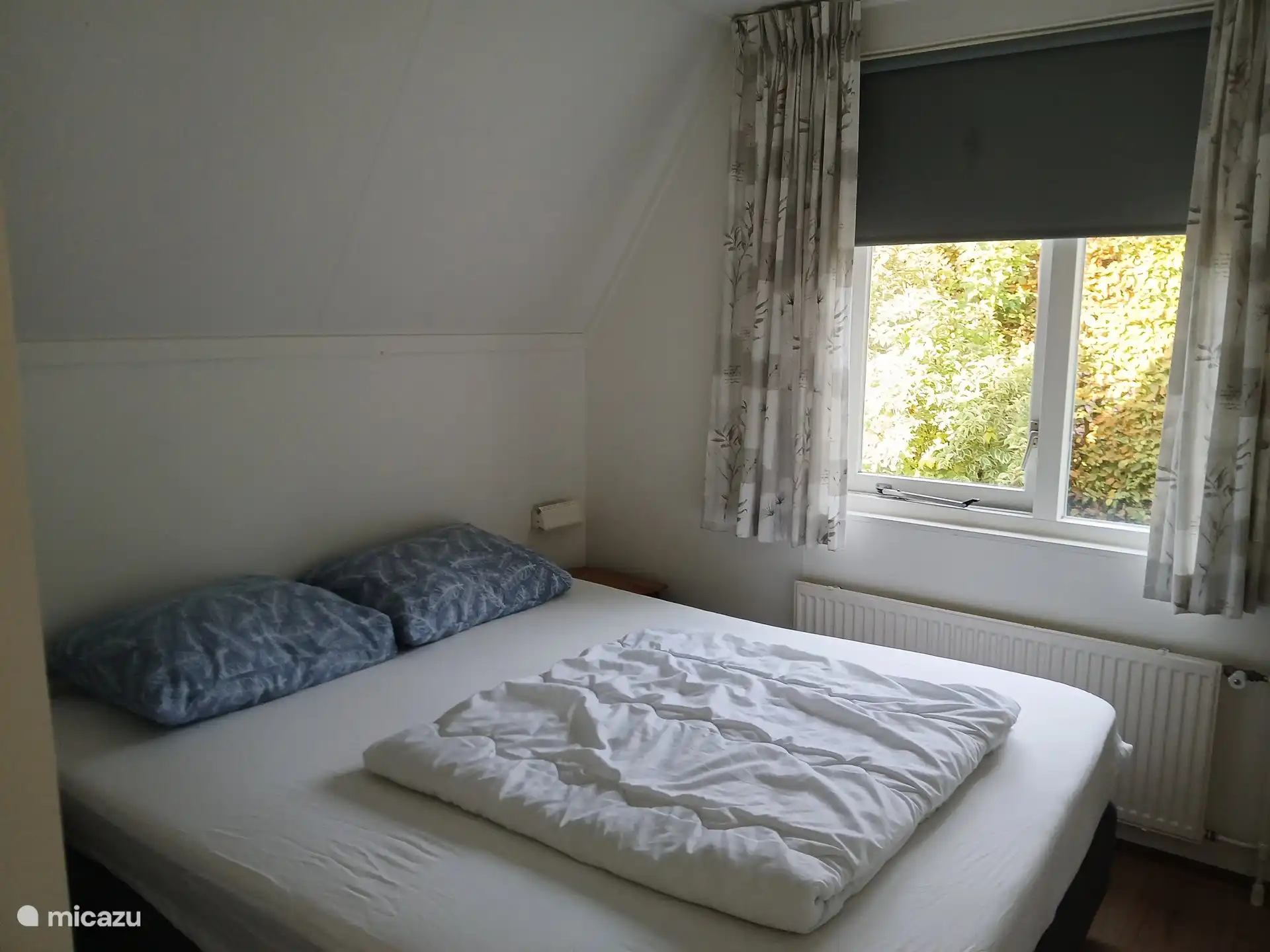 Dies ist das 1. Schlafzimmer und er ist im Erdgeschoss. Es ist auf diesem Foto nicht zu sehen, aber es gibt einen Einbauschrank in diesem Schlafzimmer.