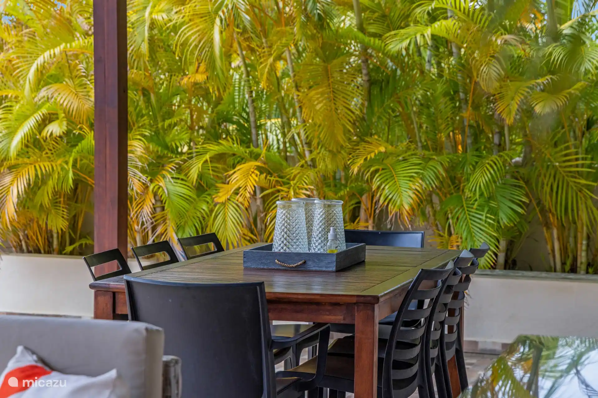 Table à manger extérieure disponible sous le porche couvert.