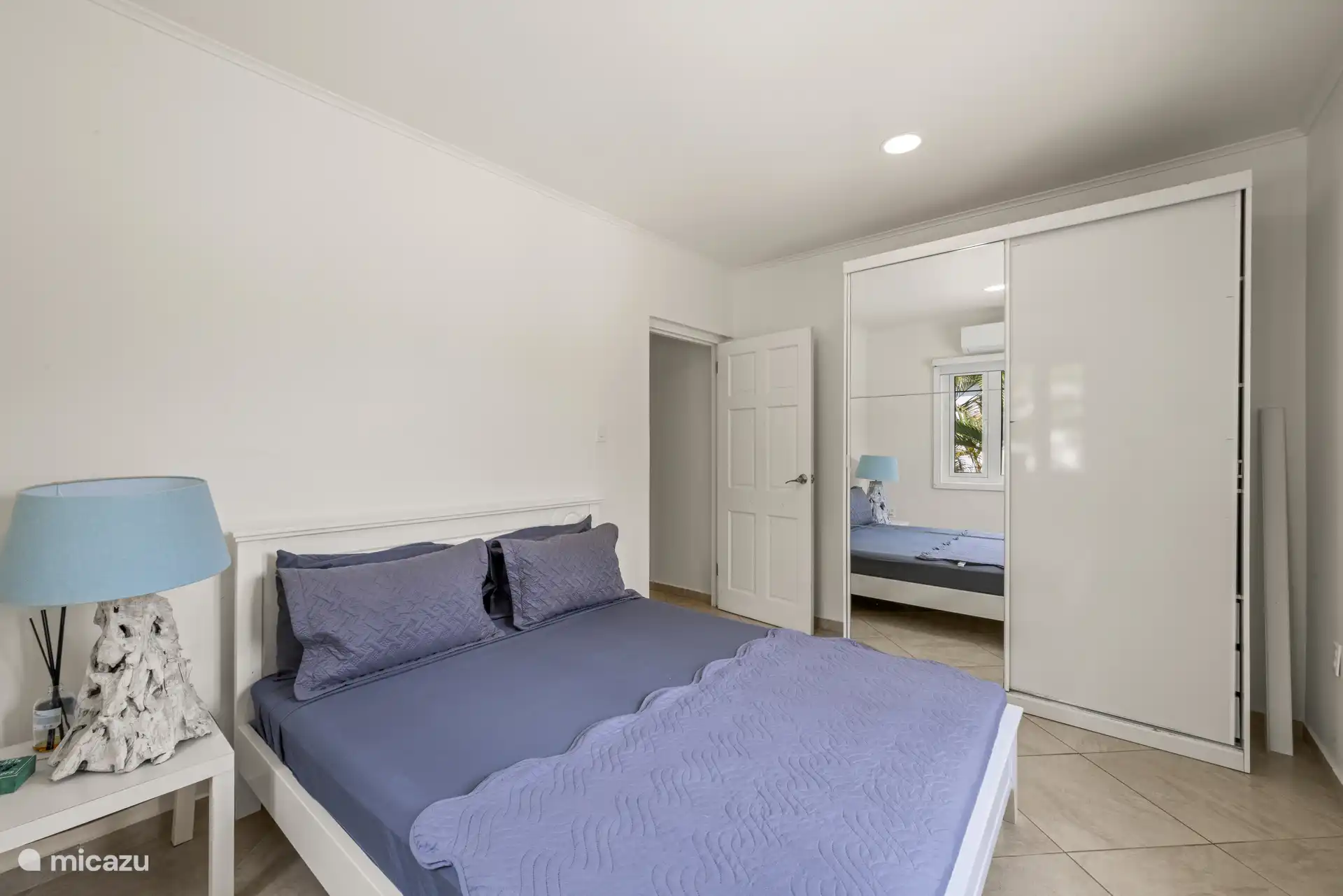 Chambre 4 avec climatisation et rangement.