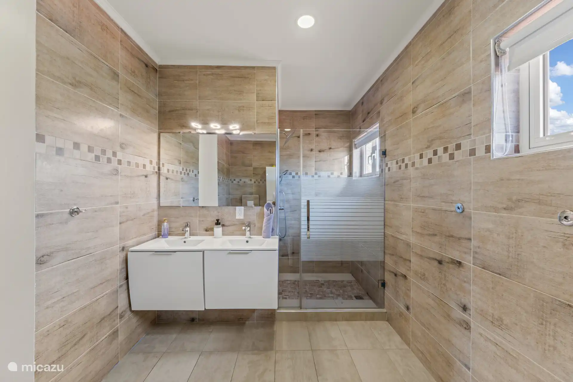 Salle de bain attenante dans la chambre principale.